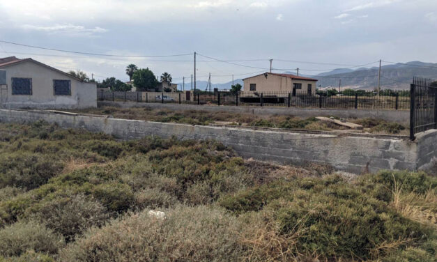 «Mέσα σε λίγη ώρα ξήλωσαν 25 μέτρα κάγκελα» – Κλοπές επί δύο εβδομάδες στην περιοχή Αλμύρες