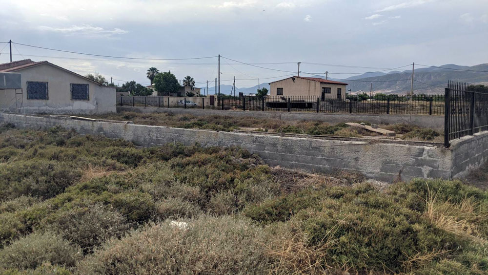 «Mέσα σε λίγη ώρα ξήλωσαν 25 μέτρα κάγκελα» – Κλοπές επί δύο εβδομάδες στην περιοχή Αλμύρες