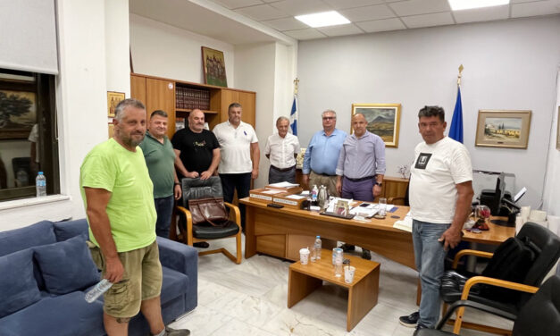 Αγρότες παραγωγοί συναντήθηκαν με τον Δήμαρχο για το θέμα λειψυδρίας και άρδευσης των καλλιεργειών τους