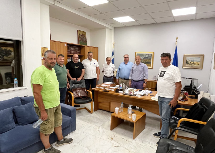 Αγρότες παραγωγοί συναντήθηκαν με τον Δήμαρχο για το θέμα λειψυδρίας και άρδευσης των καλλιεργειών τους