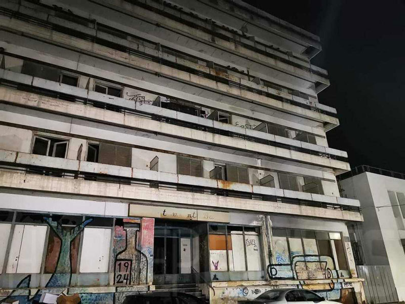 Δήμος Μεγαρέων: Μηνυτήρια αναφορά για το εγκαταλελειμμένο ξενοδοχείο στη Νέα Πέραμο