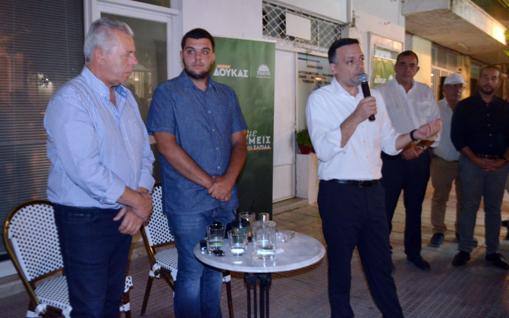 Σε φίλους και μέλη του ΠΑΣΟΚ στα Μέγαρα μίλησε ο Χάρης Δούκας