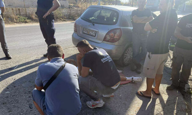 Σοβαρό τροχαίο με τραυματία στην Λ. Αλεποχωρίου έπειτα από σύγκρουση αυτοκινήτου με δίκυκλο