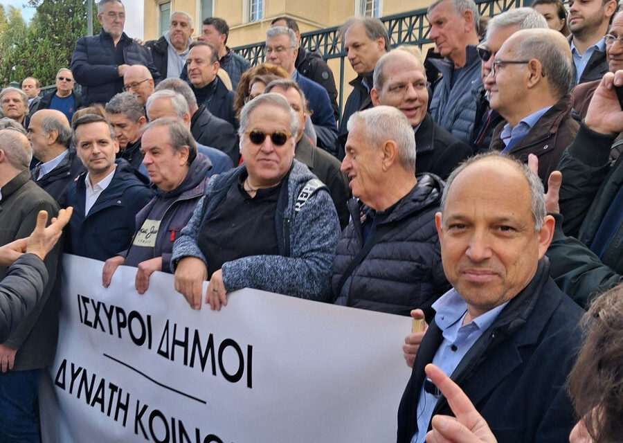 Στη διαμαρτυρία δημάρχων έξω από τη Βουλή ο δήμαρχος Μεγαρέων Π. Μαργέτης
