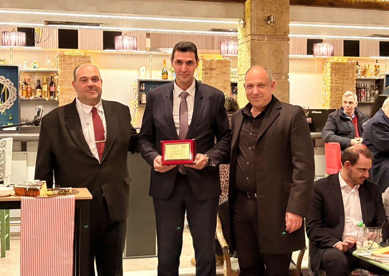 Τιμητική βράβευση του Κλεάνθη Βαρελά από την εθελοντική ομάδα Κούρος