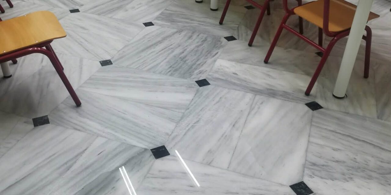 1ο Δημοτικό Σχολείο Μεγάρων: Η έντονη βροχόπτωση αποκάλυψε χρόνιο πρόβλημα στη στέγη