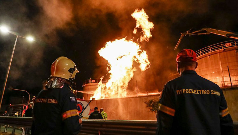 Πέραμα Πειραιά: Η  φωτιά στα «καζάνια» αναζωπύρωσε το φόβο όσον αφορά την ασφάλεια για την διέλευση φορτίων LNG από το Πέραμα Μεγάρων