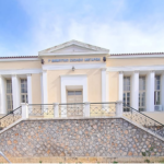 Πολιτικός «σεισμός» με μια δωρεά και ένα «ευχαριστώ» με τα προβλήματα του 1ου Δημοτικού Μεγάρων στο επίκεντρο