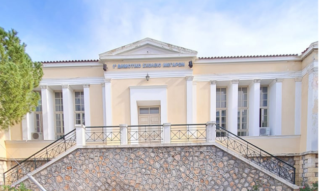 Πολιτικός «σεισμός» με μια δωρεά και ένα «ευχαριστώ» με τα προβλήματα του 1ου Δημοτικού Μεγάρων στο επίκεντρο
