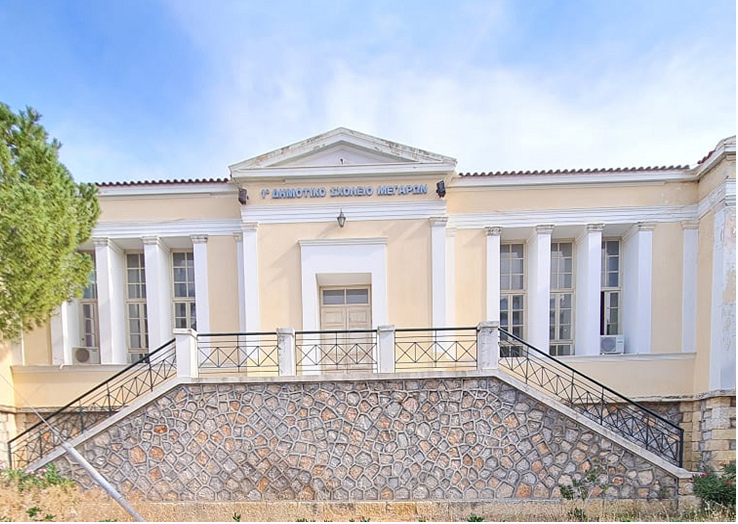 Πολιτικός «σεισμός» με μια δωρεά και ένα «ευχαριστώ» με τα προβλήματα του 1ου Δημοτικού Μεγάρων στο επίκεντρο